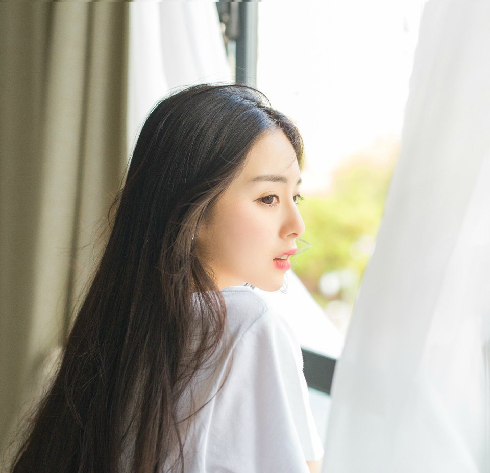 四周的窗全开着，雨做了重重的帘子，那么灰重的掩压了世界，我们如此渴望着想看一看帘外的晴空，它总冷漠的不肯理睬我们盼望。而一个个希望是如此无助的否定掉了，除了无止境的等待之外，你发现没有其他的办法再见阳光。——三毛《雨季不再来》